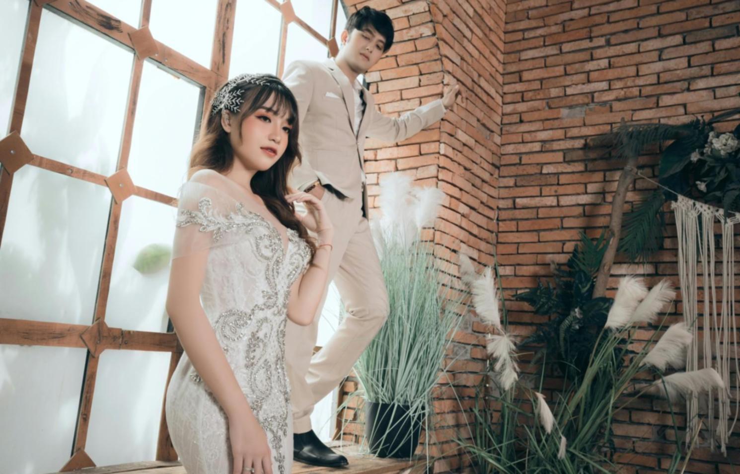 Genitori e bambini durante attività all'aperto nel parco locale